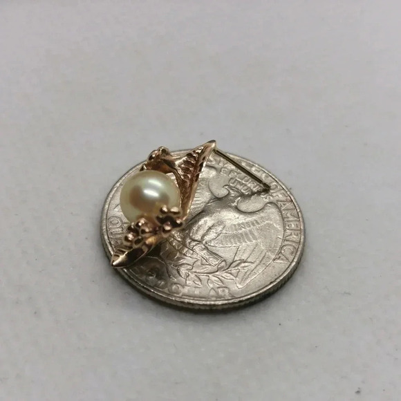 Natural pearl 10k studs - Picture 5 of 5